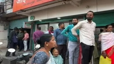 ग्रामीणों ने धरसींवा के आईडीबीआई बैंक में जड़ा ताला