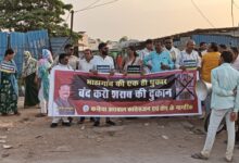 भाठागांव में शराब दुकान के खिलाफ गुलाब वाला घेराव, शराबियों को गुलाब भेंट कर किया निवेदन