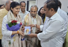 कलेक्टर ने यूपीएससी में 35वां स्थान प्राप्त करने वाली वैभवी का किया सम्मान