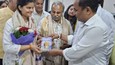 कलेक्टर ने यूपीएससी में 35वां स्थान प्राप्त करने वाली वैभवी का किया सम्मान