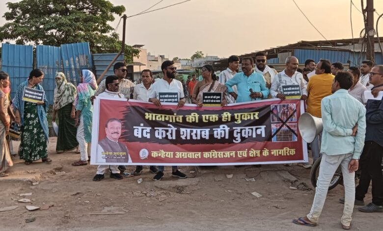 भाठागांव में शराब दुकान के खिलाफ गुलाब वाला घेराव, शराबियों को गुलाब भेंट कर किया निवेदन