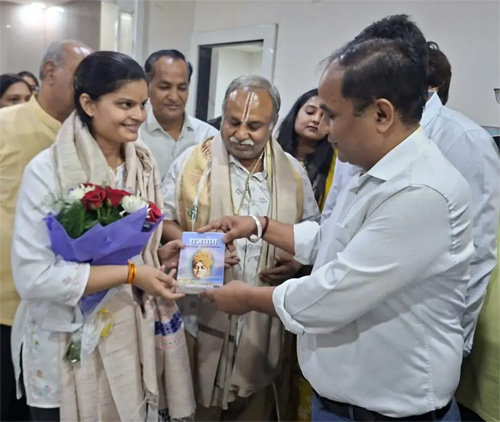 कलेक्टर ने यूपीएससी में 35वां स्थान प्राप्त करने वाली वैभवी का किया सम्मान