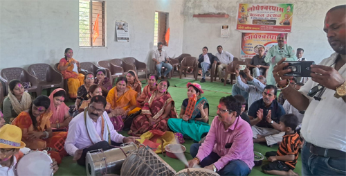 लोधेश्वरधाम में होली मिलन संपन्न, खेली फूलो की होली