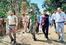 शीर्ष नक्सली कैडर पापाराव के गांव में लोगों से मिले सुकमा एसपी और कलेक्टर