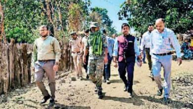 शीर्ष नक्सली कैडर पापाराव के गांव में लोगों से मिले सुकमा एसपी और कलेक्टर