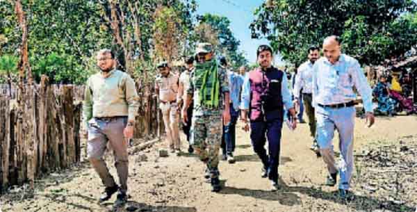 शीर्ष नक्सली कैडर पापाराव के गांव में लोगों से मिले सुकमा एसपी और कलेक्टर