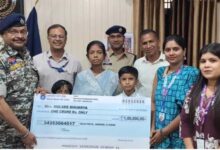 पुलिस सैलरी पैकेज के तहत आरक्षक की पत्नी को मिला 1 करोड़ का जीवन बीमा लाभ