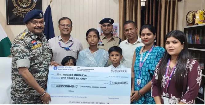 पुलिस सैलरी पैकेज के तहत आरक्षक की पत्नी को मिला 1 करोड़ का जीवन बीमा लाभ