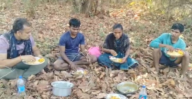नक्सलियों का जवानों के साथ भोजन करने वाला वीडियो हुआ वायरल नक्सलियों का जवानों के साथ भोजन करने वाला वीडियो हुआ वायरल