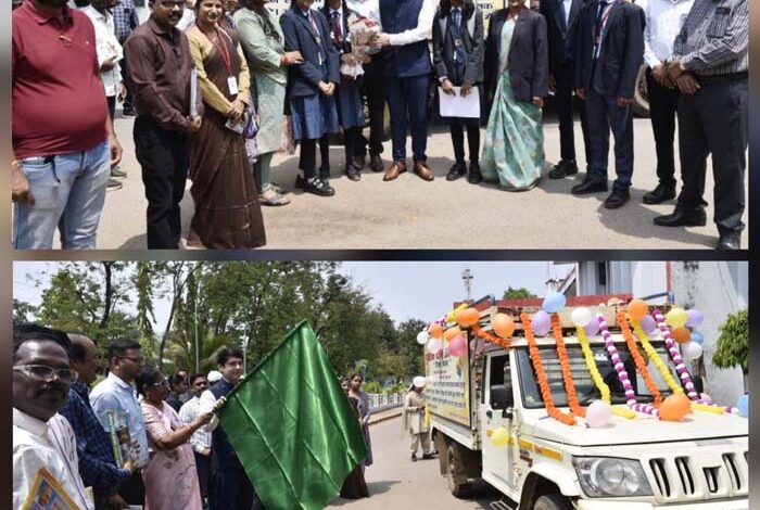 कलेक्टर ने पुस्तक दान अभियान रथ को दिखाई हरी झंडी