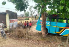 बस की चपेट में आने से सातवीं कक्षा के छात्र की मौत, अनियंत्रित होकर उतरा बाड़ी में