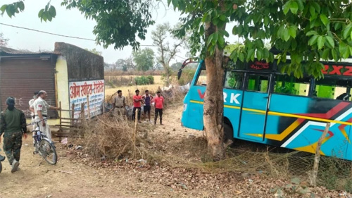 बस की चपेट में आने से सातवीं कक्षा के छात्र की मौत, अनियंत्रित होकर उतरा बाड़ी में