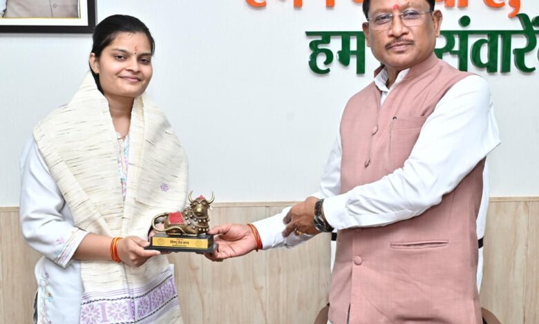 यूपीएससी सिविल सेवा परीक्षा में 35वीं रैंक प्राप्त करने वाली वैभवी को मुख्यमंत्री ने दी बधाई