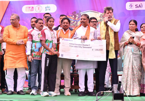 कुसुम ने दृढ़ इच्छाशक्ति और कठिन परिश्रम से बस्तर हेरिटेज मैराथन में लहराया जीत का परचम कुसुम ने दृढ़ इच्छाशक्ति और कठिन परिश्रम से बस्तर हेरिटेज मैराथन में लहराया जीत का परचम