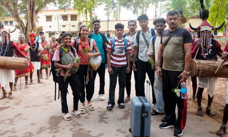 केरल की एथलेटिक्स टीम पहुंची जगदलपुर, पारंपरिक लोकनृत्य से हुआ भव्य स्वागत केरल की एथलेटिक्स टीम पहुंची जगदलपुर, पारंपरिक लोकनृत्य से हुआ भव्य स्वागत