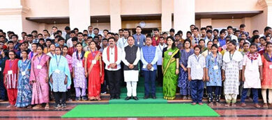 मुख्यधारा की ओर लौटता विश्वास : 140 आत्मसमर्पित नक्सलियों ने मुख्यमंत्री से की मुलाकात