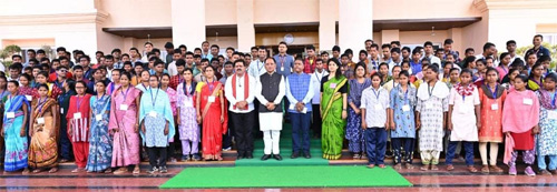 मुख्यधारा की ओर लौटता विश्वास : 140 आत्मसमर्पित नक्सलियों ने मुख्यमंत्री से की मुलाकात