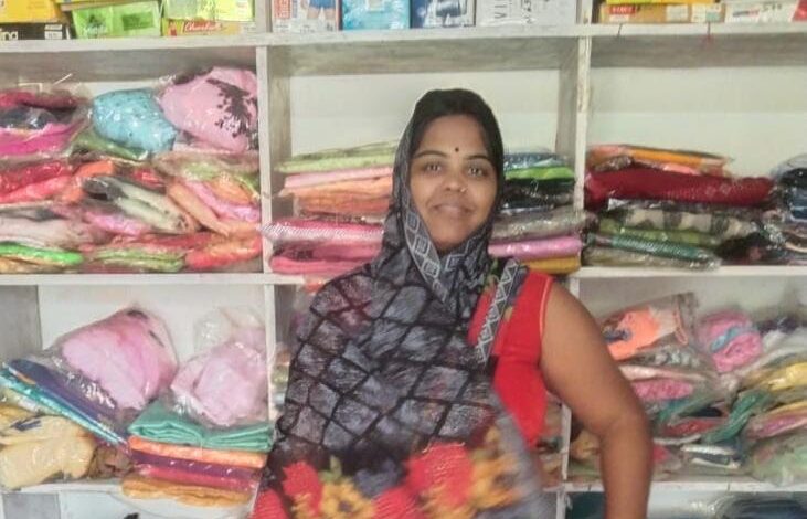 संघर्ष से सम्मान तक : कपड़ा दुकान ने बदली गायत्री की दुनिया