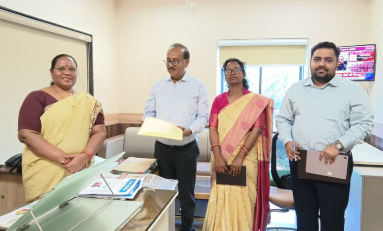 झारखंड के सूचना एवं जनसंपर्क विभाग की टीम ने छत्तीसगढ़ संवाद द्वारा प्रकाशित रोजगार और नियोजन की ली जानकारी