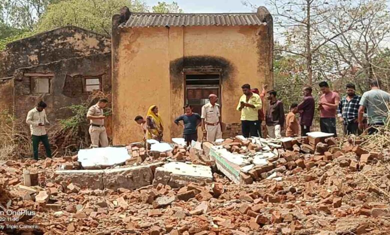 जबलपुर में खंडहर इमारत गिरने से मजदूर की मौत, परिवार और ग्रामीणों में हंगामा