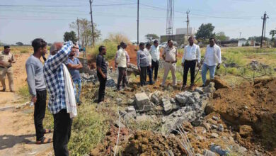 JCB से तोड़ा गया समाज का भवन, पुलिस ने दर्ज किया मामला