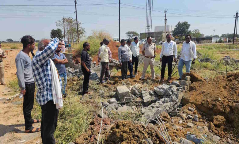 JCB से तोड़ा गया समाज का भवन, पुलिस ने दर्ज किया मामला