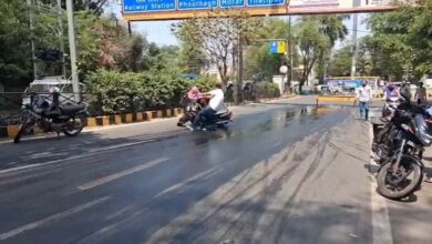 तेल फैलने से तानसेन होटल तिराहा पर बाइक सवार और राहगीर घायल