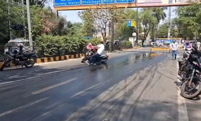 तेल फैलने से तानसेन होटल तिराहा पर बाइक सवार और राहगीर घायल