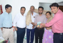 यूपीएसी में चयनितों का घर जाकर कलेक्टर डॉ. गौरव सिंह ने किया सम्मान