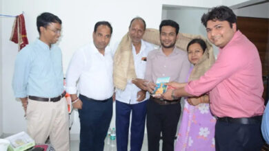 यूपीएसी में चयनितों का घर जाकर कलेक्टर डॉ. गौरव सिंह ने किया सम्मान