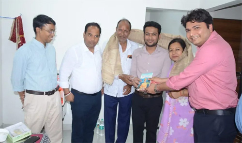 यूपीएसी में चयनितों का घर जाकर कलेक्टर डॉ. गौरव सिंह ने किया सम्मान