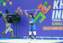 राजमिस्त्री की बेटी मोनिखा सोनोवाल ने दर्द और आत्म-संदेह को हराकर जीता केआईटीजी वेटलिफ्टिंग गोल्ड