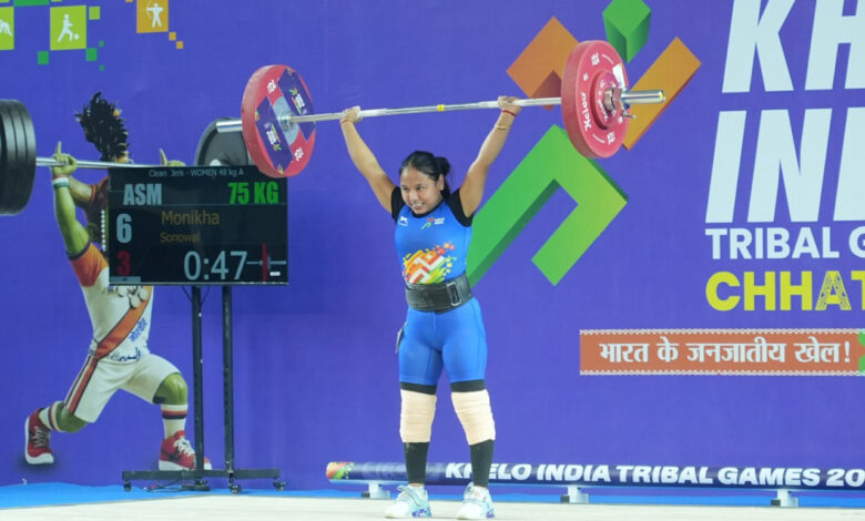 राजमिस्त्री की बेटी मोनिखा सोनोवाल ने दर्द और आत्म-संदेह को हराकर जीता केआईटीजी वेटलिफ्टिंग गोल्ड