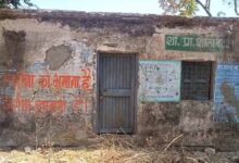 जर्जर स्कूल भवन के कारण नर्मदापुरम के नौनिहालों की मुश्किलें बढ़ीं