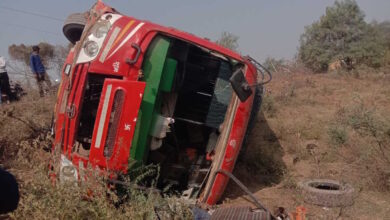 केशरूवा डीह हादसा खराब सड़क पर बस पलटी, 6 यात्री घायल