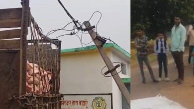 बिजली खंभे से टकराने पर ग्रामीणों ने रोक, लाखों का खाद बारिश में खराब