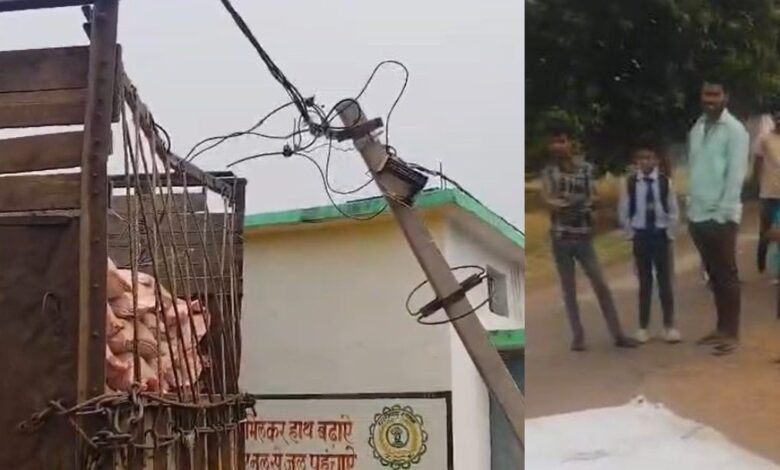 बिजली खंभे से टकराने पर ग्रामीणों ने रोक, लाखों का खाद बारिश में खराब