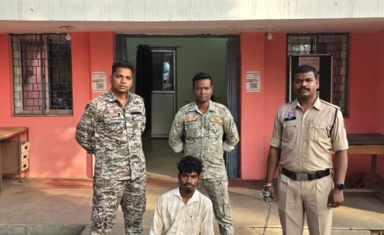 तमनार अफीम कांड जंगल में छिपे आरोपी को पुलिस ने झारखंड से पकड़ा तमनार अफीम कांड जंगल में छिपे आरोपी को पुलिस ने झारखंड से पकड़ा