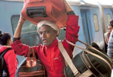 रायपुर रेलवे स्टेशन पर जल्द एप से कुली बुकिंग की सुविधा, यात्रियों से फीडबैक जारी