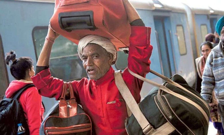 रायपुर रेलवे स्टेशन पर जल्द एप से कुली बुकिंग की सुविधा, यात्रियों से फीडबैक जारी