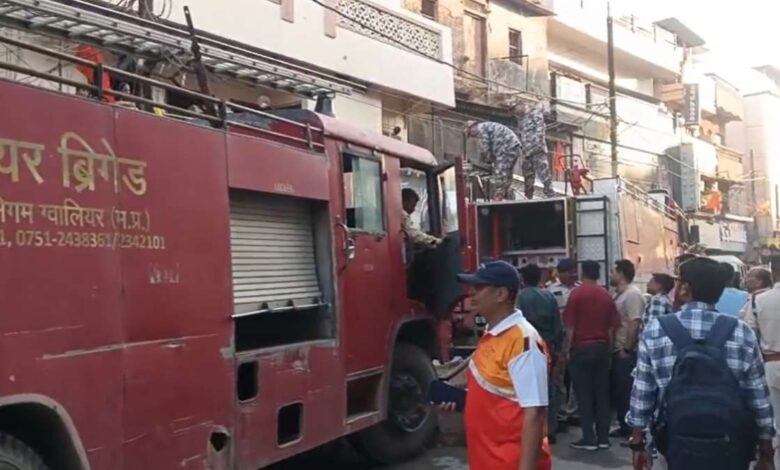 ग्वालियर में भीषण आग, लकड़ी कारोबारी के घर में लगी आग, महिला की मौत ग्वालियर में भीषण आग, लकड़ी कारोबारी के घर में लगी आग, महिला की मौत