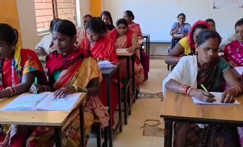 बस्तर की नई पहचान बंदूक से किताब की ओर, महापरीक्षा से साक्षरता की लहर बस्तर की नई पहचान बंदूक से किताब की ओर, महापरीक्षा से साक्षरता की लहर