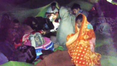 तूफान और आर्थिक नुकसान के बावजूद अभ्यर्थियों ने धरना नहीं छोड़ा