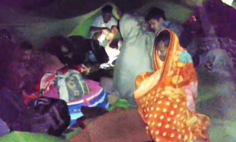 तूफान और आर्थिक नुकसान के बावजूद अभ्यर्थियों ने धरना नहीं छोड़ा