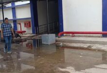 100 बेड की नई बिल्डिंग में लापरवाही, गंदा पानी अस्पताल के रास्तों में