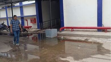 100 बेड की नई बिल्डिंग में लापरवाही, गंदा पानी अस्पताल के रास्तों में
