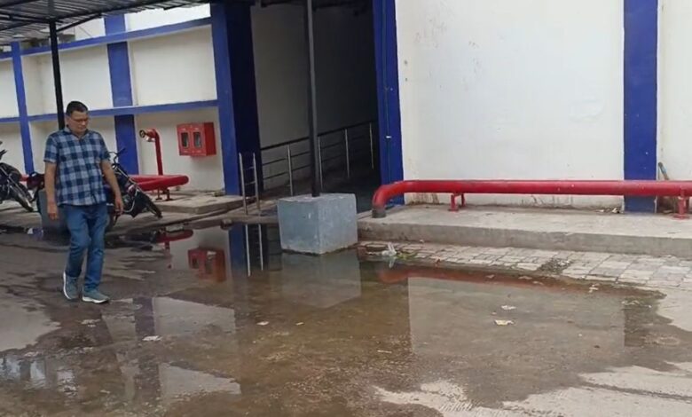 100 बेड की नई बिल्डिंग में लापरवाही, गंदा पानी अस्पताल के रास्तों में