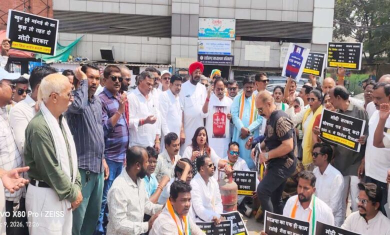 गैस सिलेंडर की बढ़ती कीमतों के खिलाफ कांग्रेस ने रायपुर में किया जोरदार विरोध प्रदर्शन