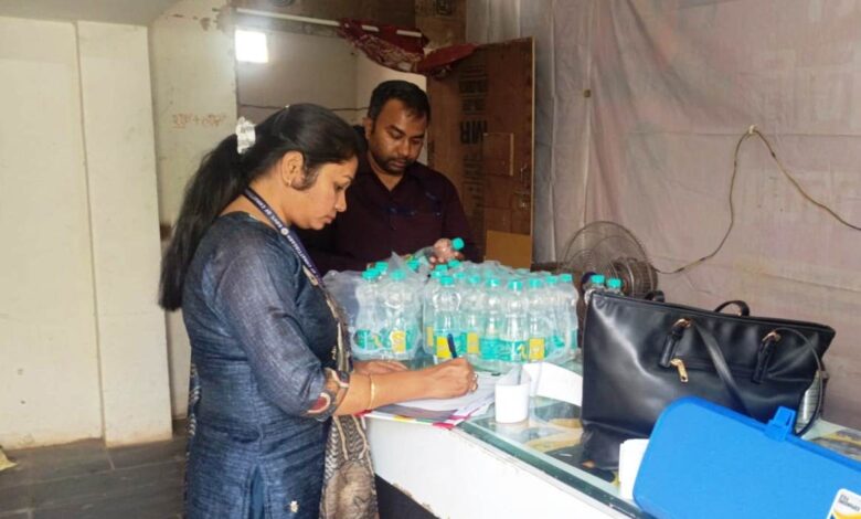 अवैध उत्पादन पर बड़ी कार्रवाई: बिल्स वॉटर ड्रिंको से 2016 बोतलें सीज, नमूने जांच के लिए भेजे गए अवैध उत्पादन पर बड़ी कार्रवाई: बिल्स वॉटर ड्रिंको से 2016 बोतलें सीज, नमूने जांच के लिए भेजे गए