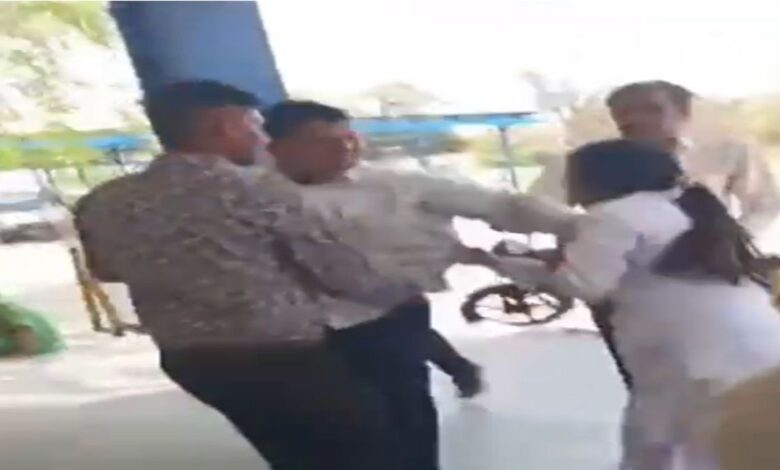 सिविल अस्पताल में BMO और नर्सिंग ऑफिसर के बीच विवाद, धक्का-मुक्की का वीडियो वायरल सिविल अस्पताल में BMO और नर्सिंग ऑफिसर के बीच विवाद, धक्का-मुक्की का वीडियो वायरल